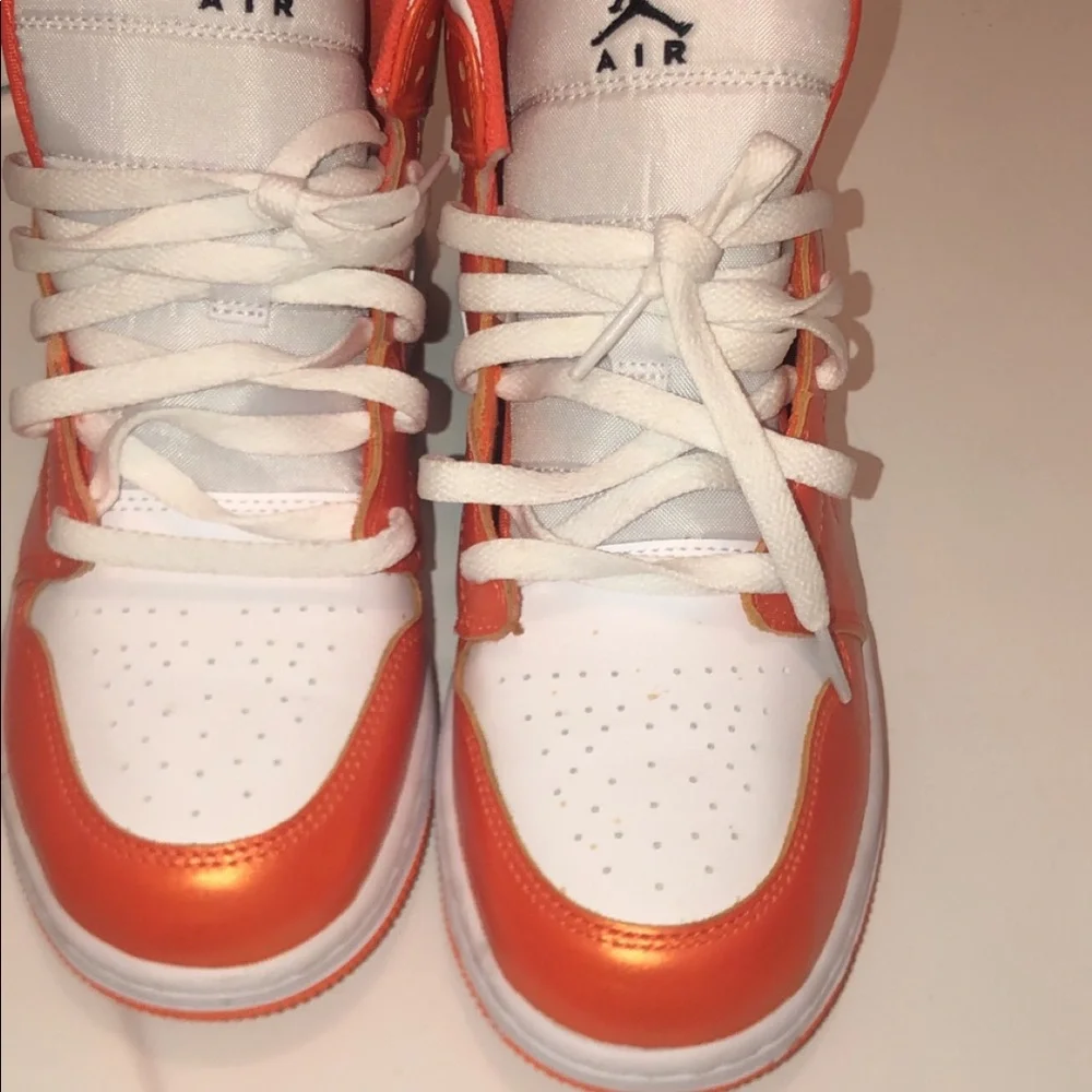 JORDAN 1  MID “ORANGE/ WHITE METALLIC” - Picture 4 of 7